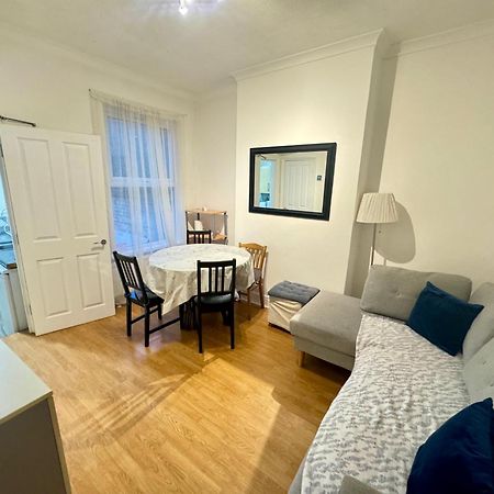 4 Bedroom House In Turnpike Lane/Wood Green Лондон Экстерьер фото