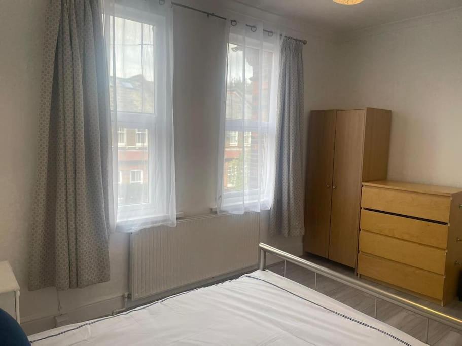 4 Bedroom House In Turnpike Lane/Wood Green Лондон Экстерьер фото